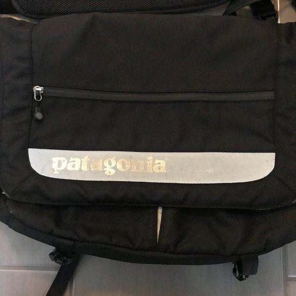Black Patagonia Half Mass Reflective Shoulder Messenger Bag - Picture 2 of 7
